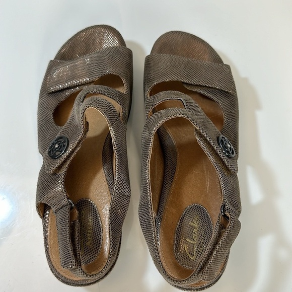 Clarks Tiffani Aldora Embossed Leather Sandals Size 8 - Picture 5 of 16